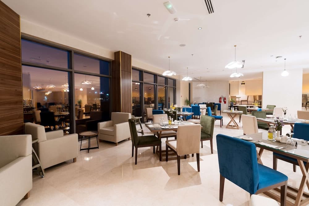 Kyriad Muscat, Restaurant