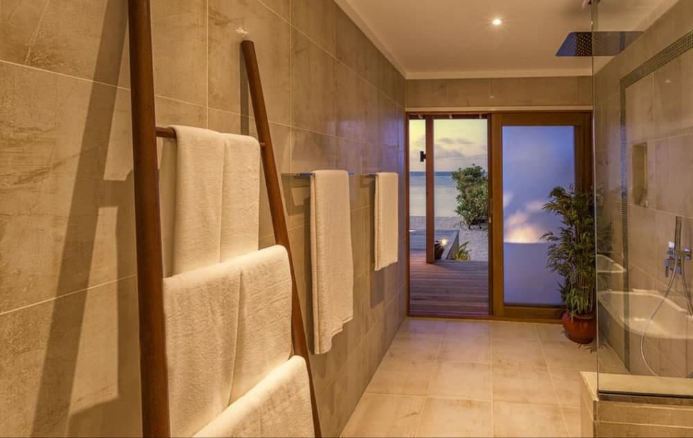 Hurawalhi Island Resort, Bathroom
