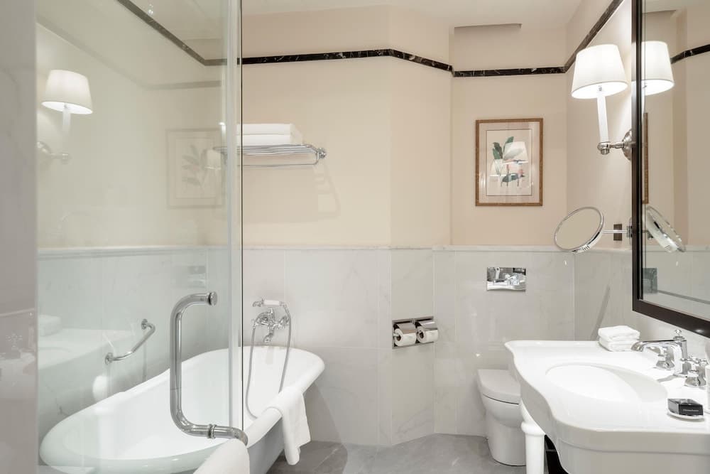 Raffles Grand Hotel d'Angkor, Bathroom