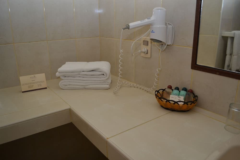 Hotel Calacoto, Bathroom