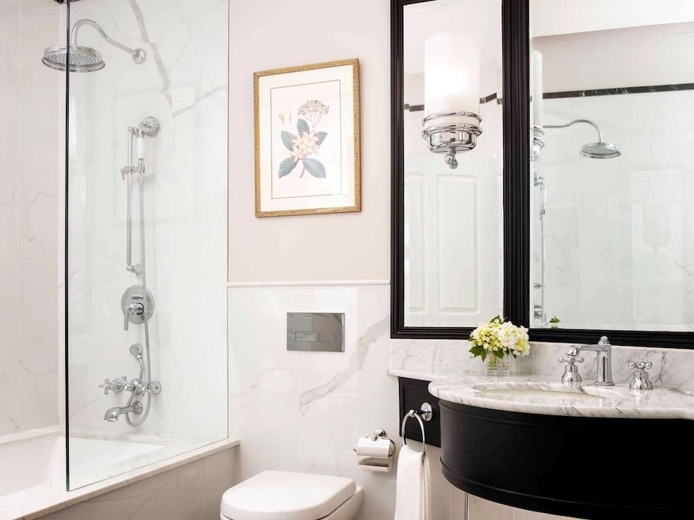 Raffles Grand Hotel d'Angkor, Bathroom