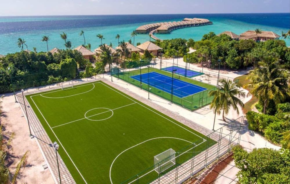 Hurawalhi Island Resort, Tennis court