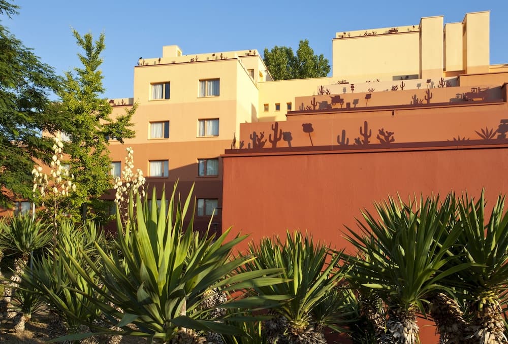 Disney Hotel Santa Fe, Exterior detail