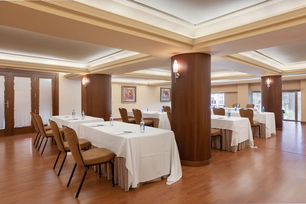 Crisol Almirante Bonifaz, Business center