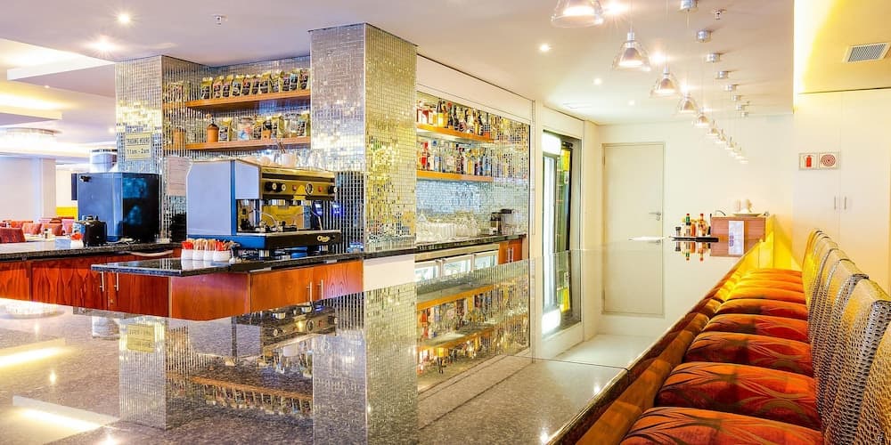 Cresta Grande Cape Town, Bar (on property)