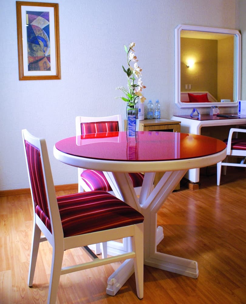 *Regente Hotel, In-room dining