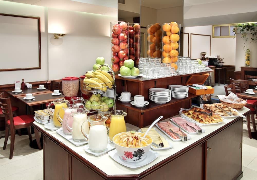 Waldorf Hotel, Restaurant