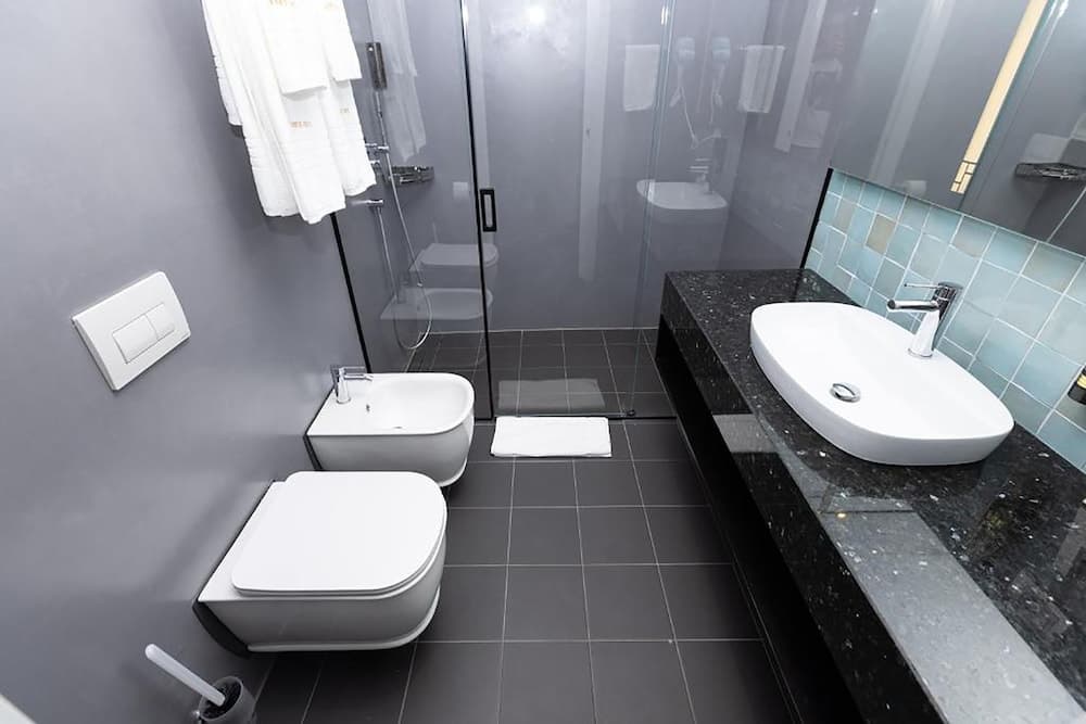 Hotel Habitat Tirana 4*, Bathroom