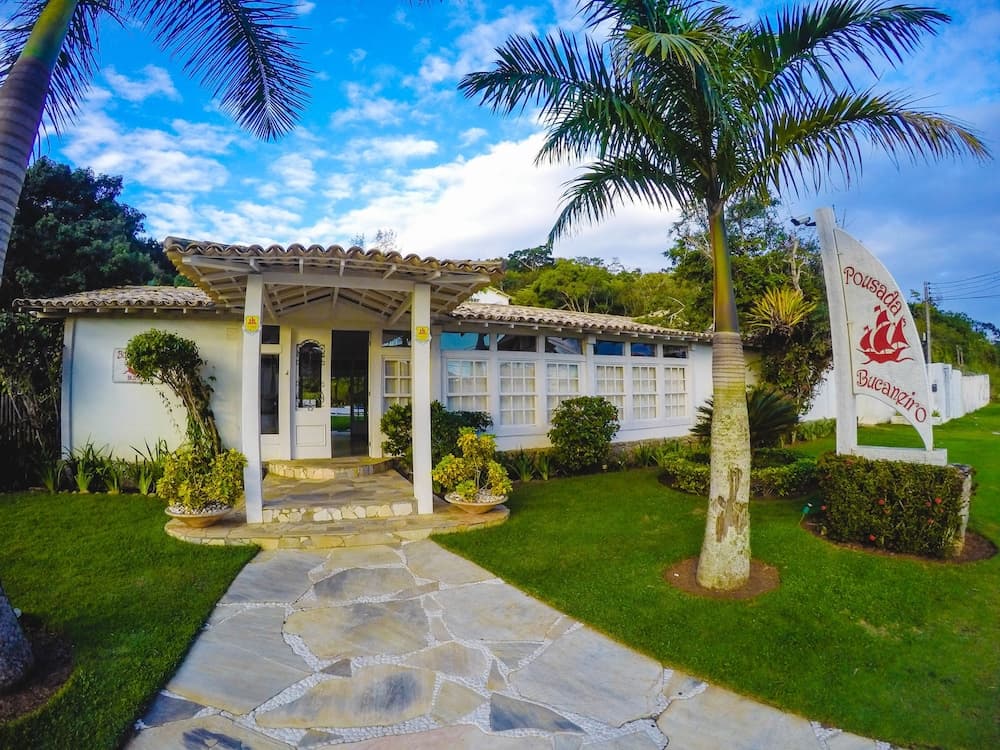 Bucaneiro, Front of property