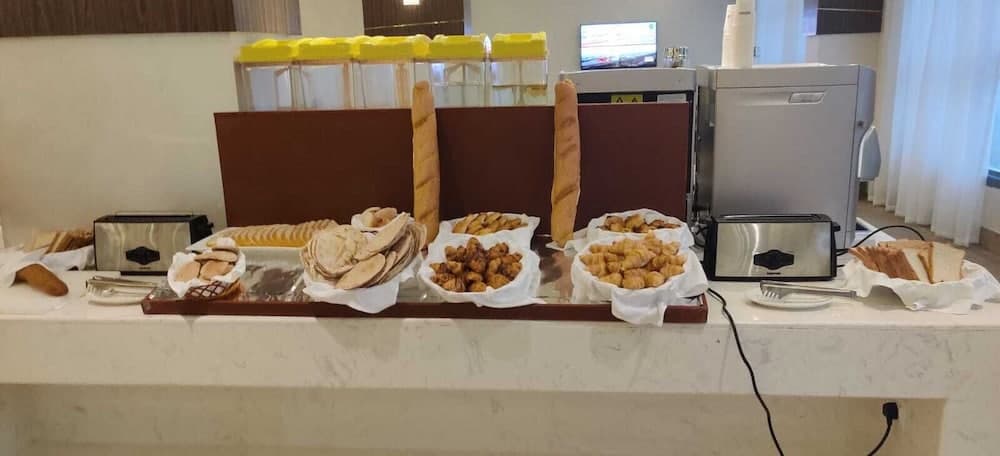 The Plaza Hotel and Resort, Restaurant