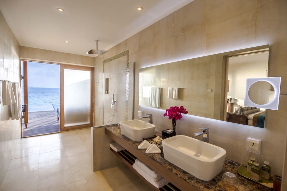Hurawalhi Island Resort, Bathroom