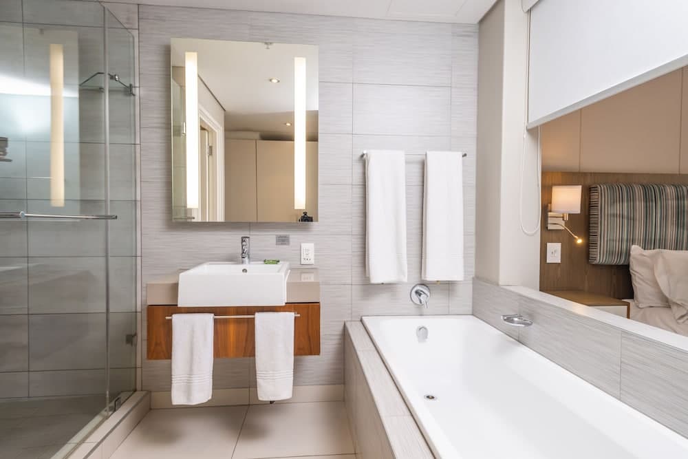 aha Harbour Bridge Hotel & Suites, Bathroom