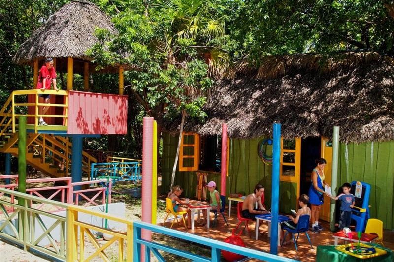 Sol Palmeras, Sports and Entertainment