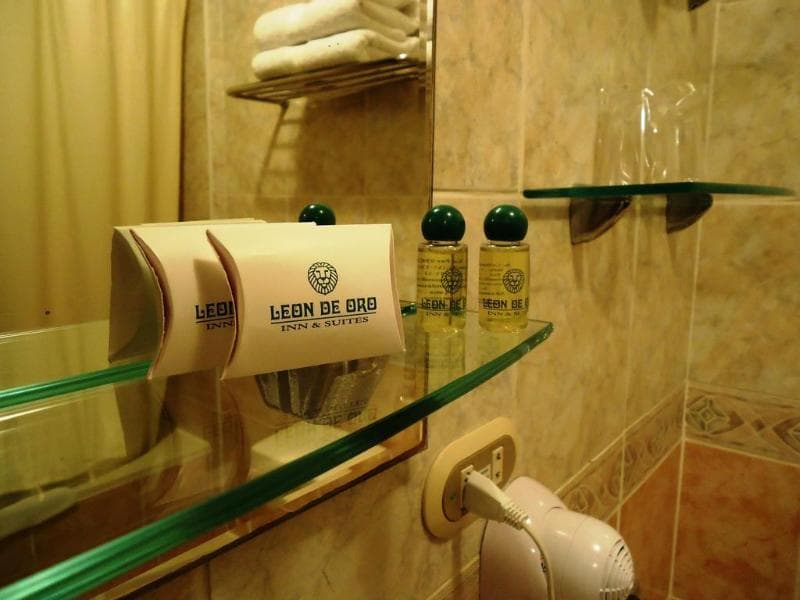 Leon de Oro Inn and Suites, GEN