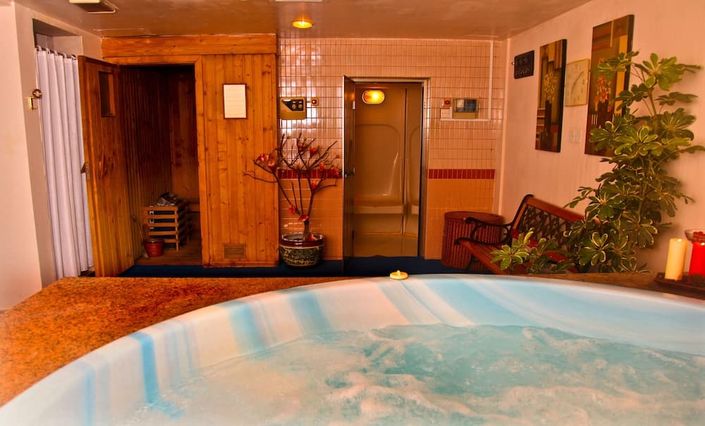 Arabian Courtyard Hotel & Spa, Indoor spa tub