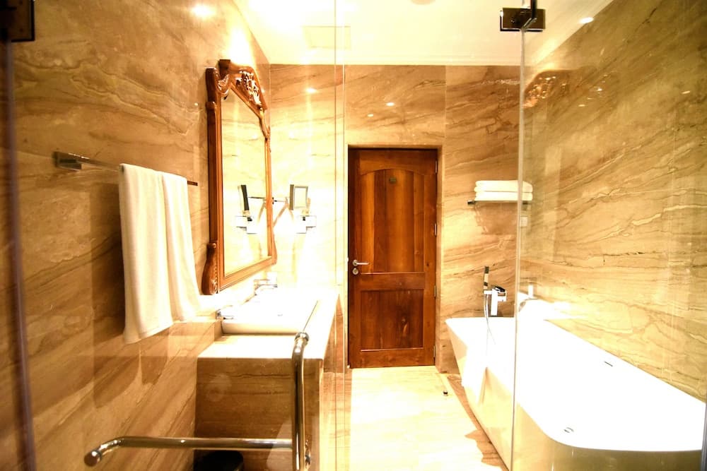 Araliya Red, Bathroom