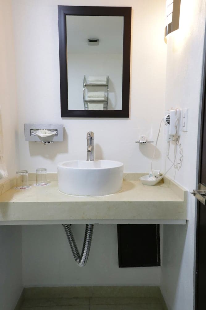 *Hotel & Suites PF, Bathroom