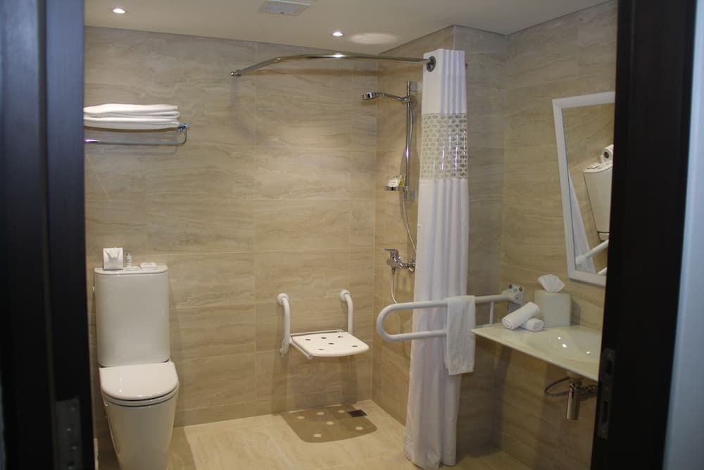 Hampton by Hilton Santa Cruz, Bathroom