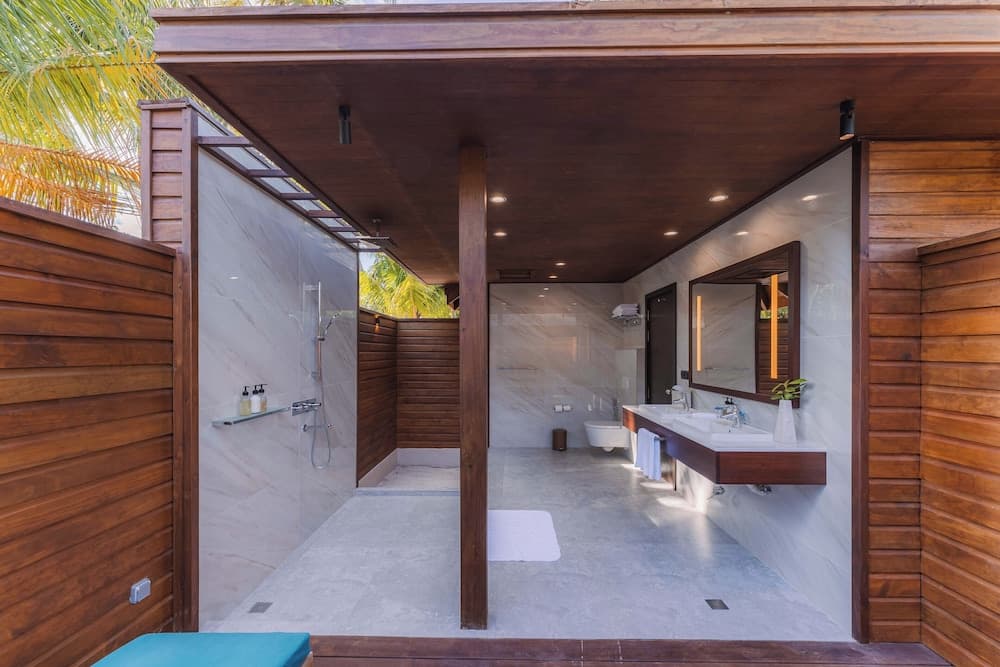 Veligandu Maldives Resort Island, Bathroom