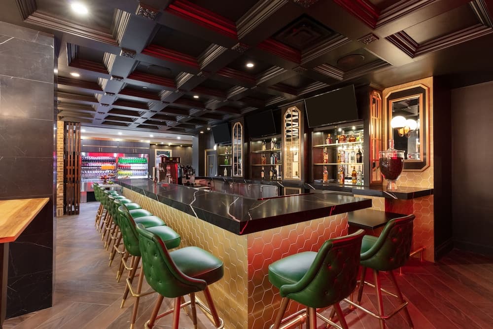 Westgate New York Grand Central, Bar (on property)