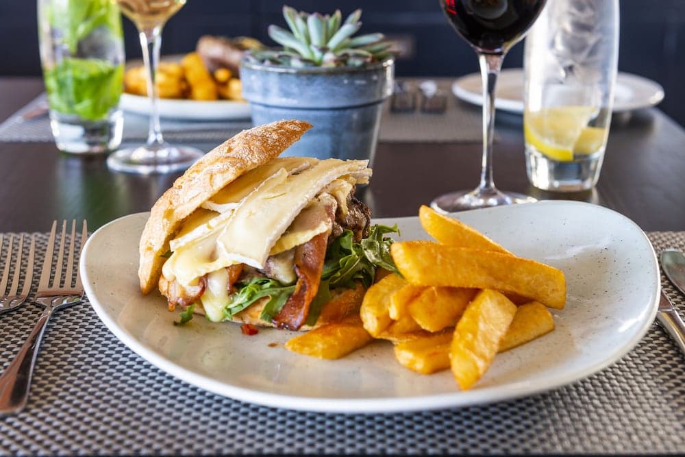 aha Harbour Bridge Hotel & Suites, Food and drink