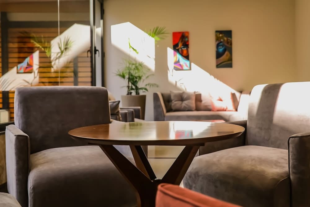 Hotel Royal Princess, Reception