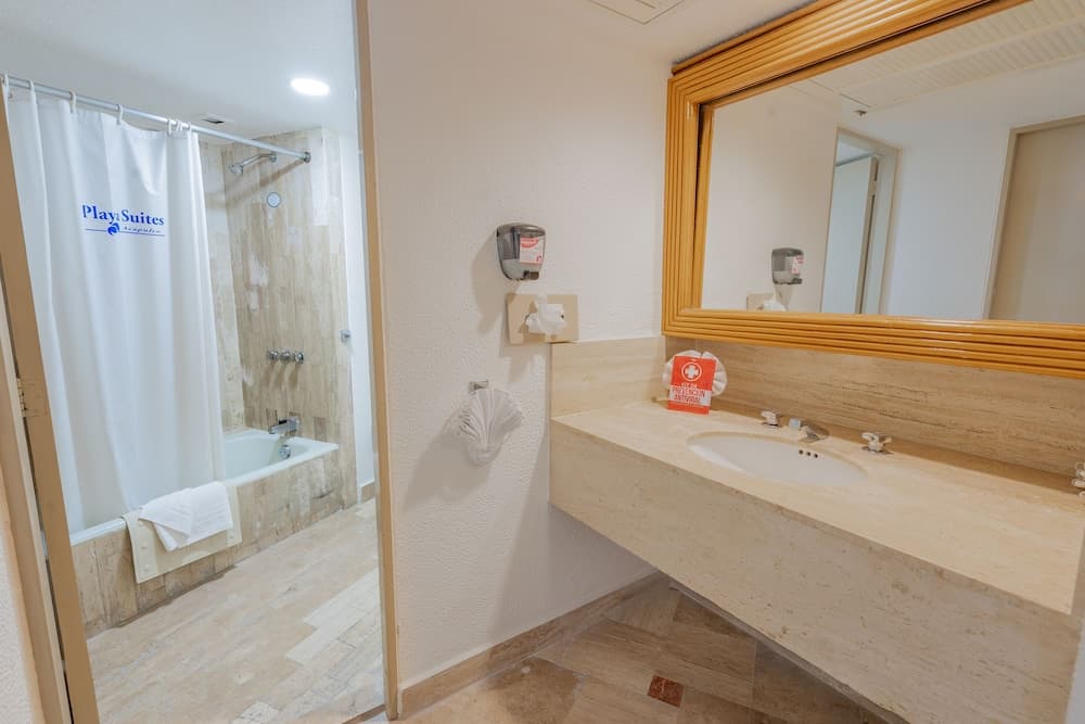 *Playa Suites, Bathroom
