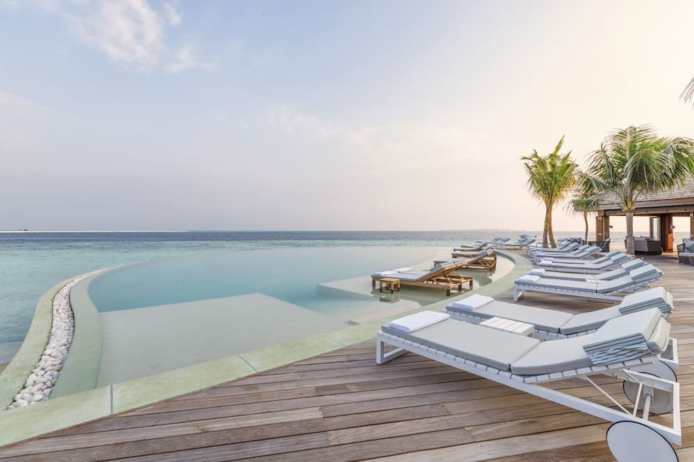 Hurawalhi Island Resort, Infinity pool