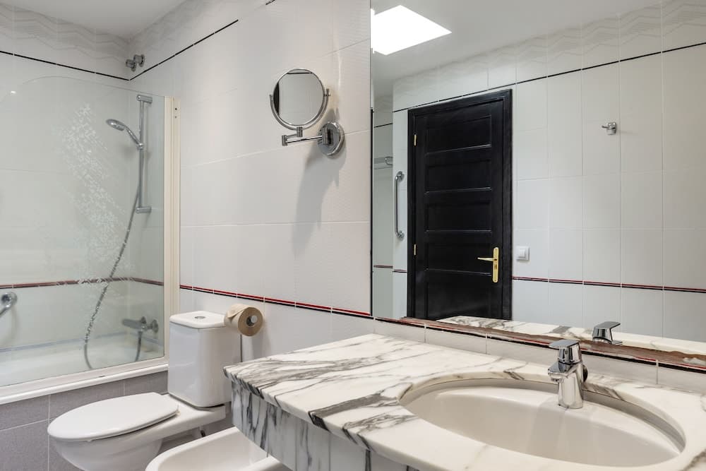 Club Cala Blanca, Bathroom