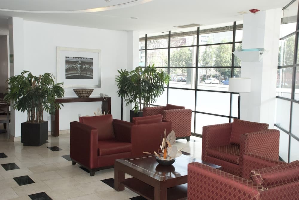 *Hotel & Suites PF, Lobby sitting area
