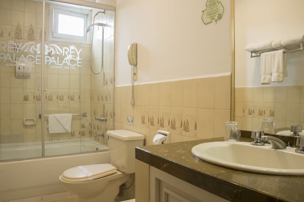 Rey Palace Hotel, Bathroom