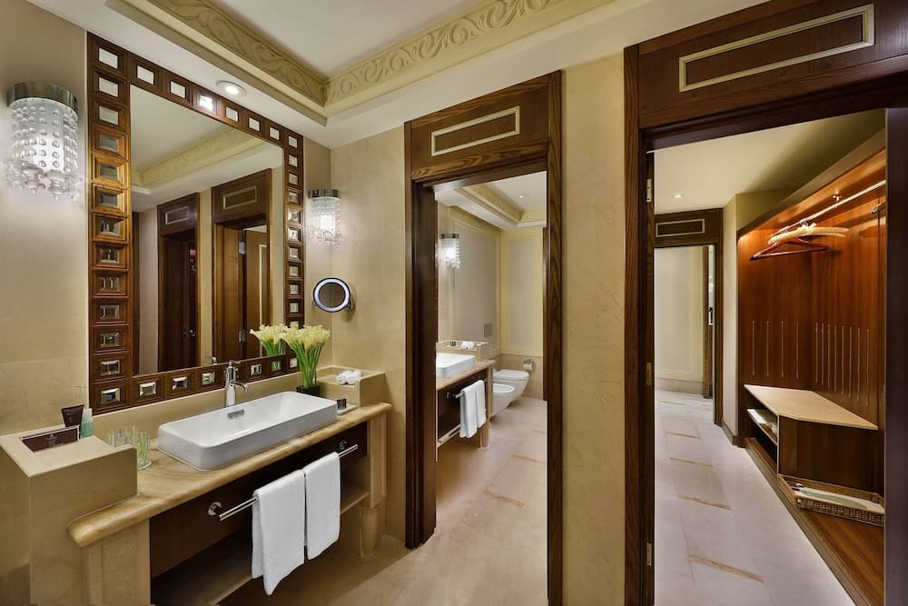 Al Bustan Palace, a Ritz-Carlton Hotel, Bathroom
