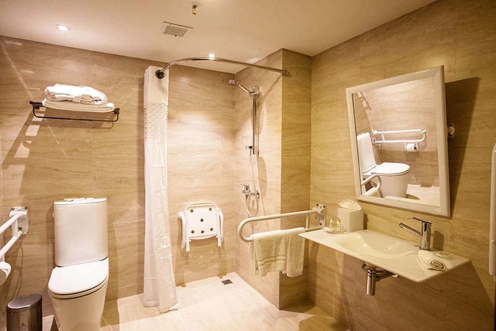 Hampton by Hilton Santa Cruz, Bathroom