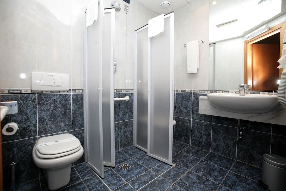 Pacific Hotel Fortino , Bathroom