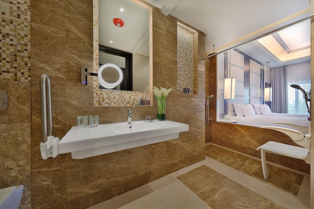 Al Bustan Palace, a Ritz-Carlton Hotel, Bathroom