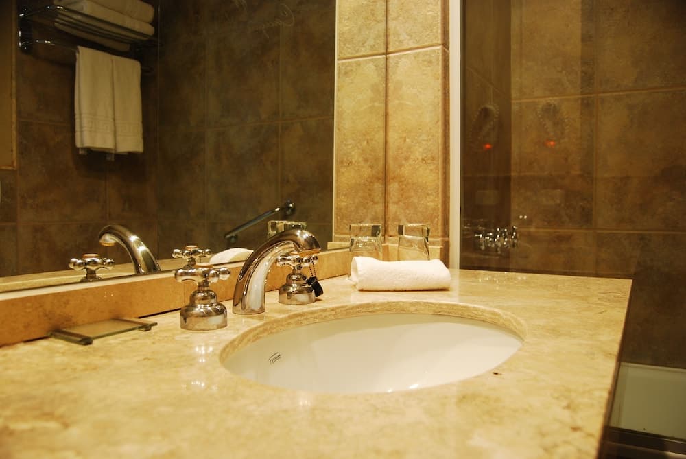 Cacique Inacayal Lake & Spa Hotel, Bathroom