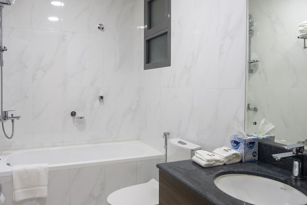 The Plaza Hotel and Resort, Bathroom