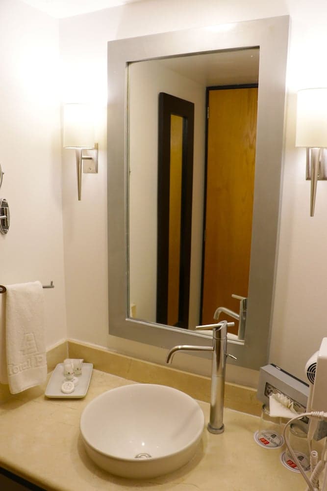 *Hotel & Suites PF, Bathroom