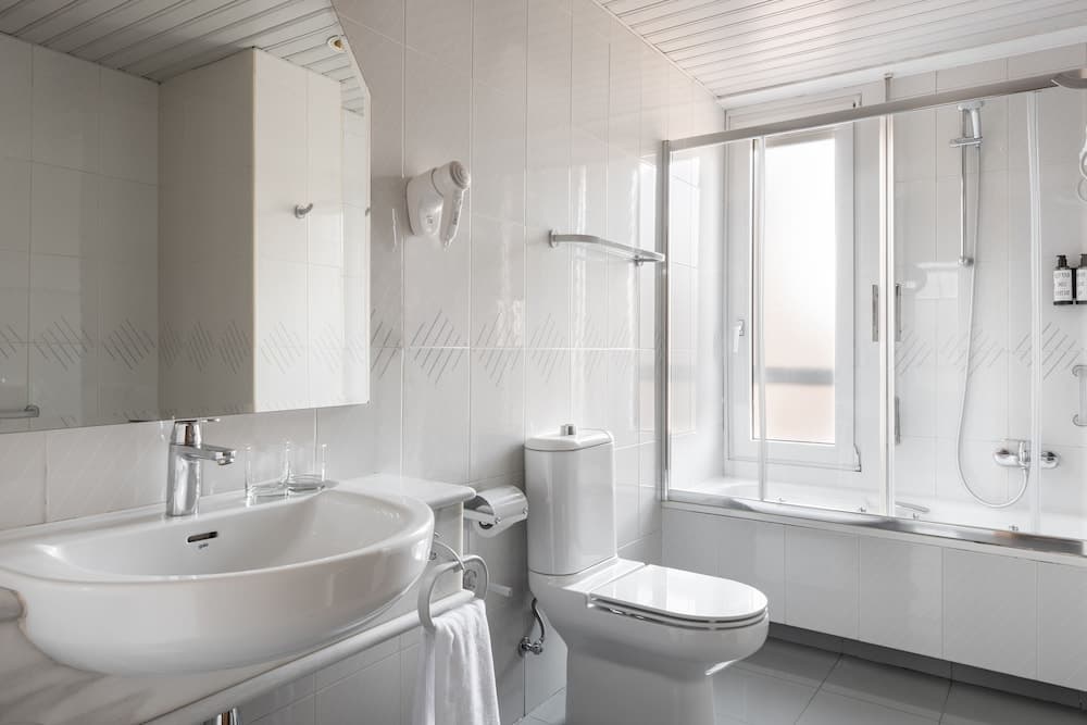 Crisol Almirante Bonifaz, Bathroom