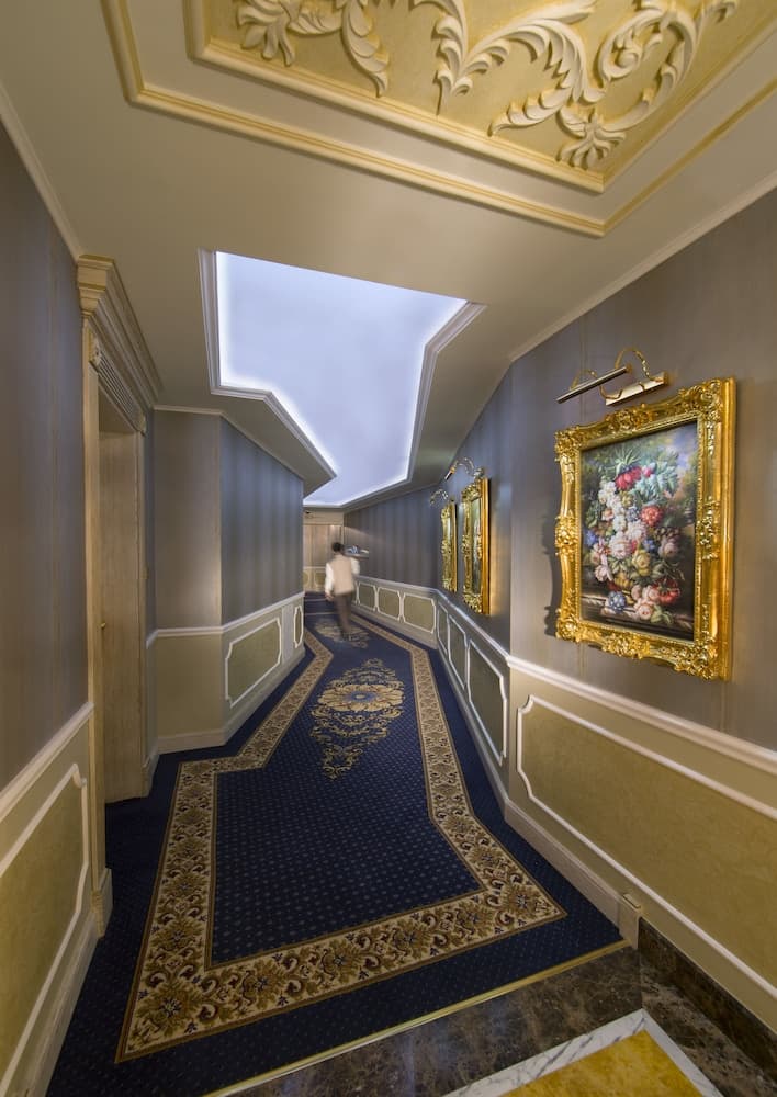 Royal Rose Hotel, Room