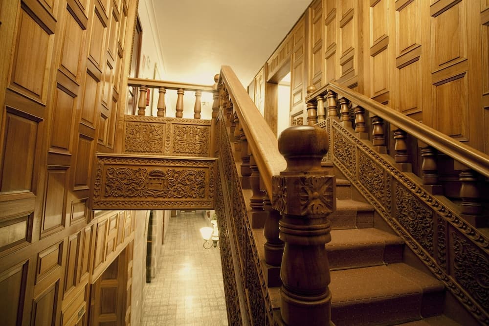 Terra Andina Colonial Mansion, Staircase