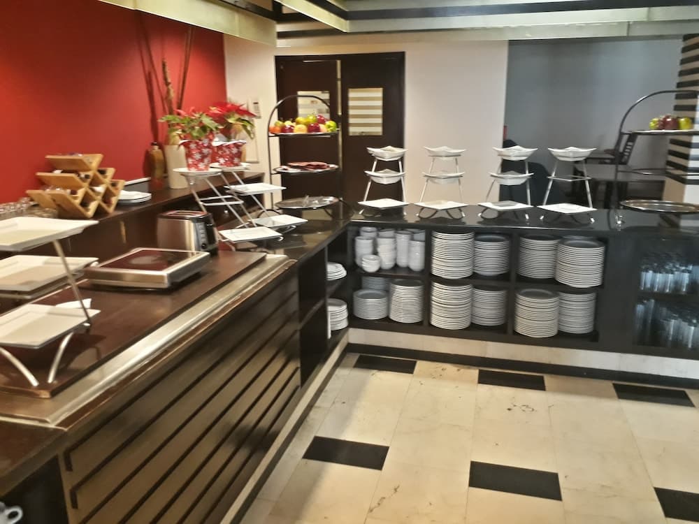 *Hotel & Suites PF, Breakfast area