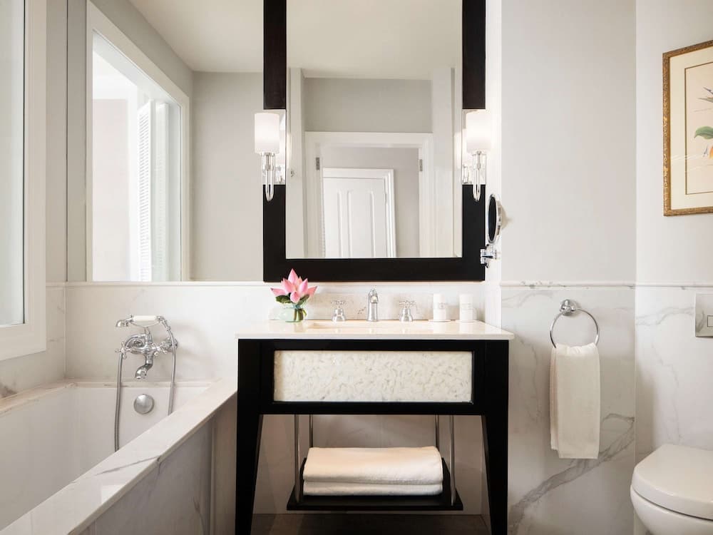 Raffles Grand Hotel d'Angkor, Bathroom