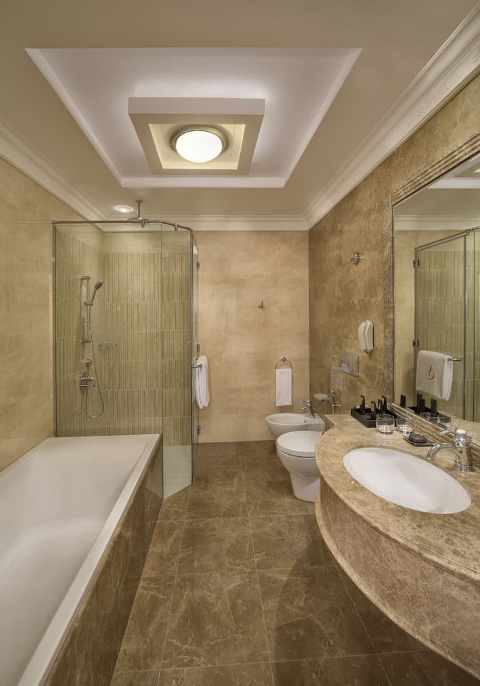 Royal Rose Hotel, Bathroom