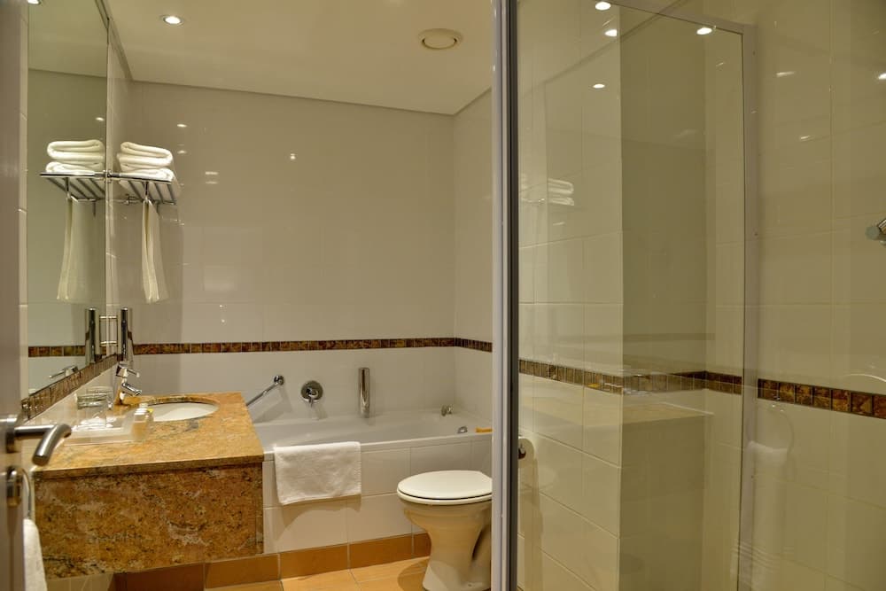 Cresta Grande Cape Town, Bathroom