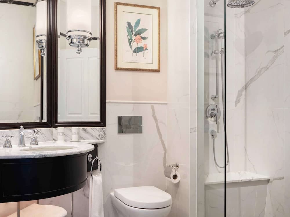 Raffles Grand Hotel d'Angkor, Bathroom