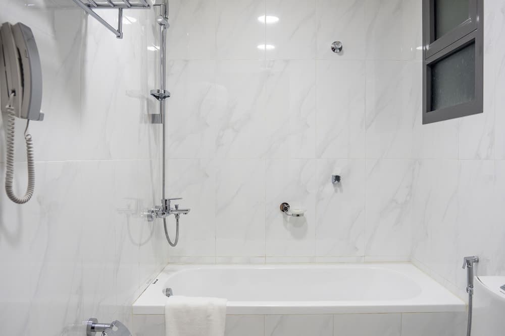 The Plaza Hotel and Resort, Bathroom