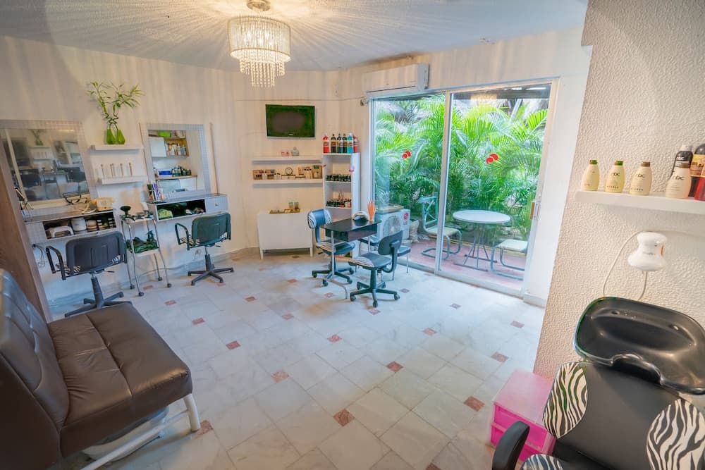 *Playa Suites, Nail salon