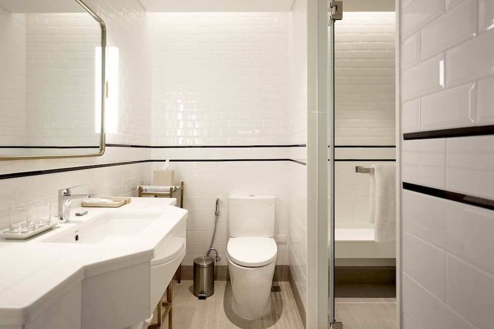Montien Hotel Surawong Bangkok, Bathroom