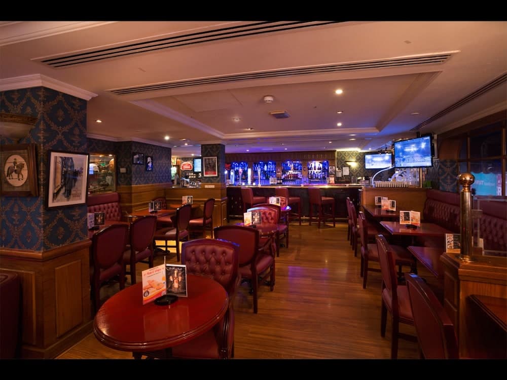 Arabian Courtyard Hotel & Spa, Bar (on property)